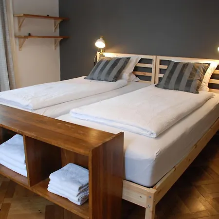 The Bed + Breakfast Готель типу 