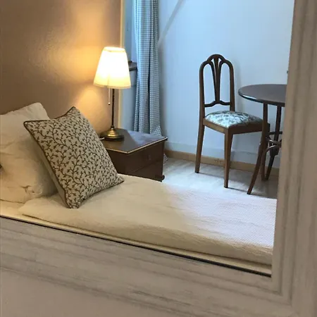 The Bed + Breakfast Готель типу 