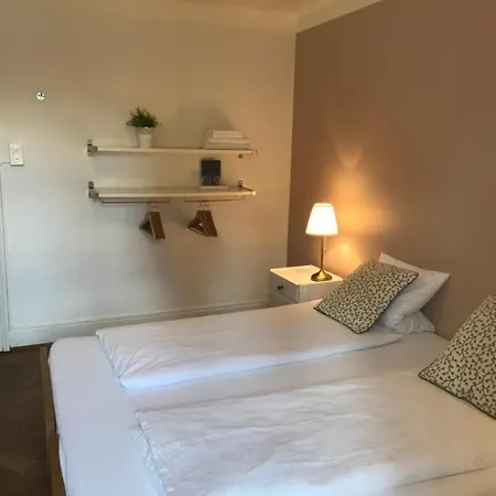 The Bed + Breakfast Готель типу 