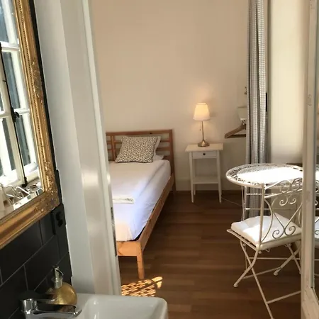 The Bed + Breakfast Готель типу 