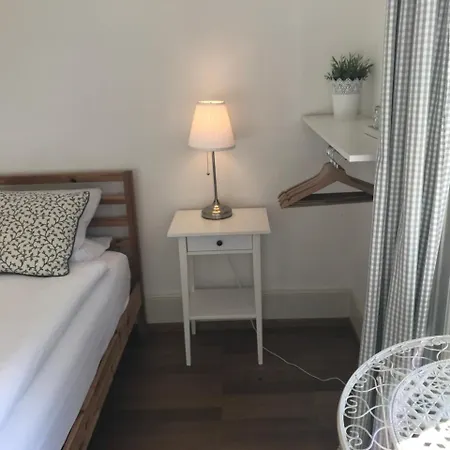 The Bed + Breakfast Готель типу 